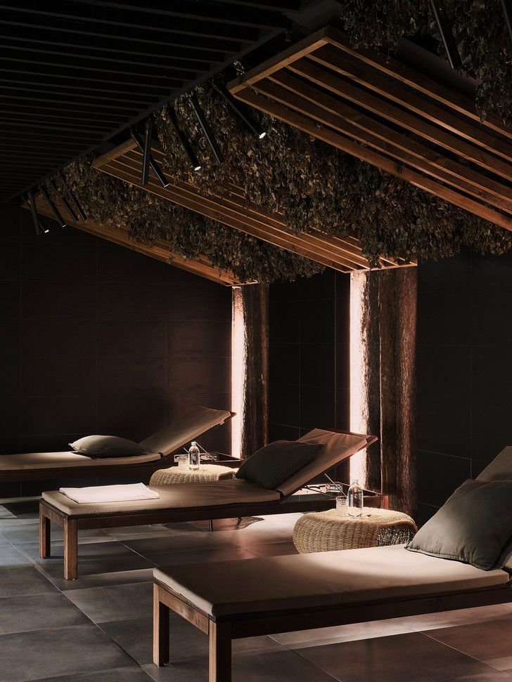 Bitkisel tavan ve ahşap şezlonglarla tasarlanmış spa dinlenme alanı